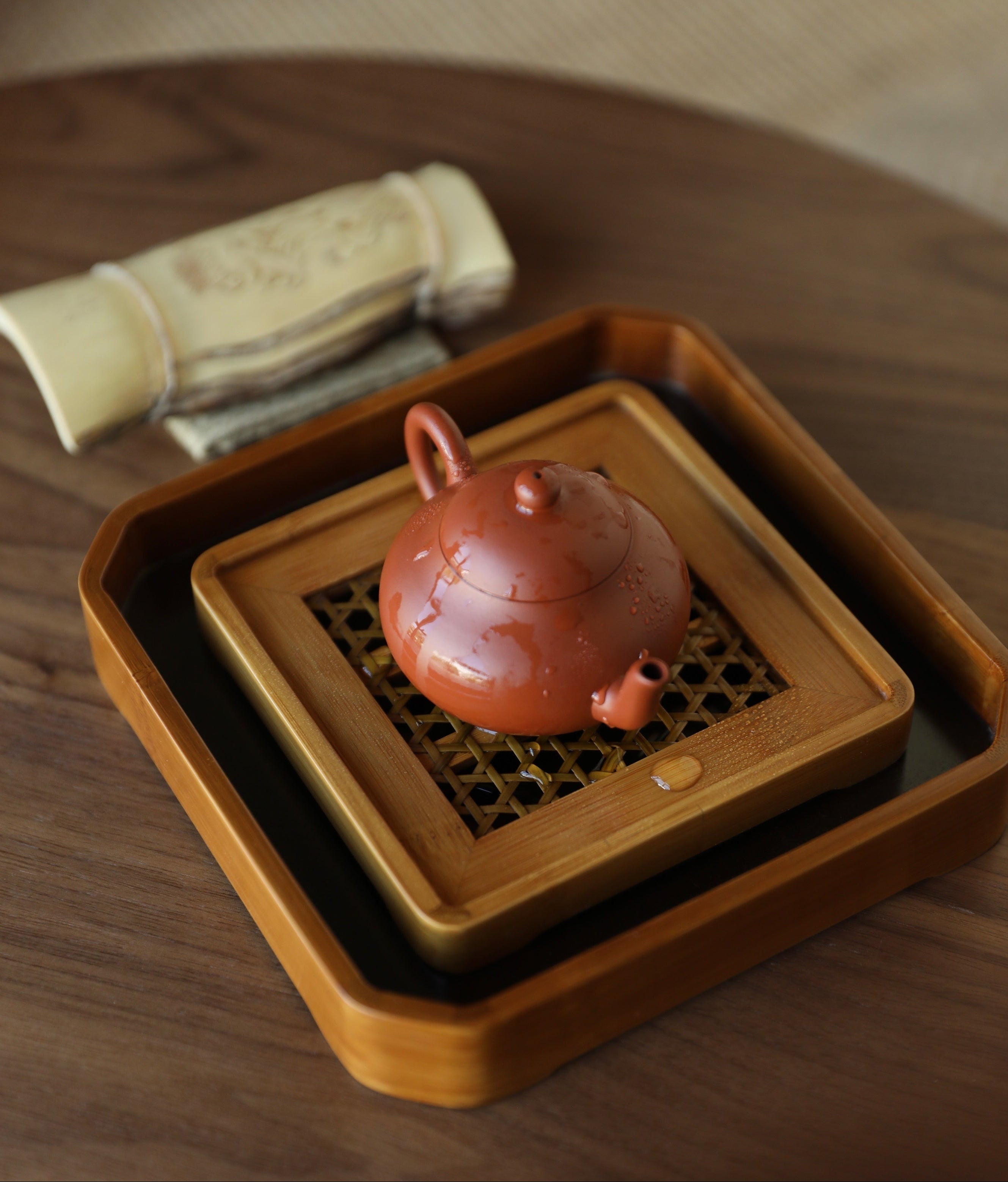 The Ryo Bamboo Tea Tray by Piexlculpt features a handcrafted dual-layer bamboo structure designed to separate dry and wet areas. Perfect for traditional tea ceremonies, it reflects the calm simplicity
