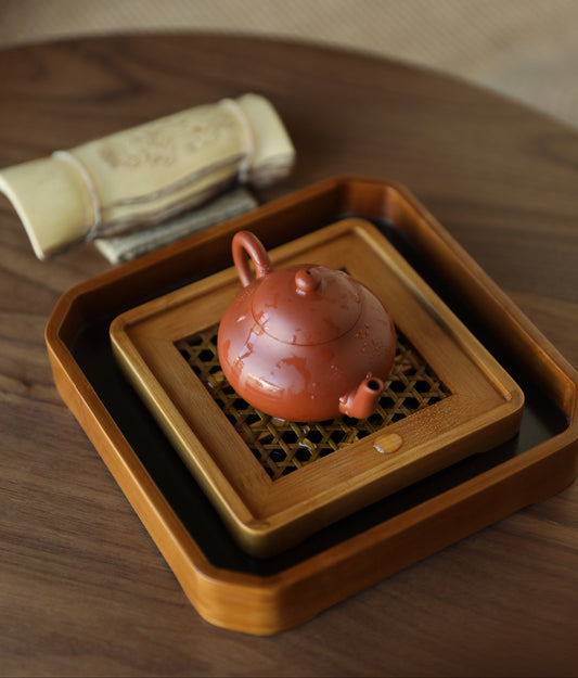 The Ryo Bamboo Tea Tray by Piexlculpt features a handcrafted dual-layer bamboo structure designed to separate dry and wet areas. Perfect for traditional tea ceremonies, it reflects the calm simplicity