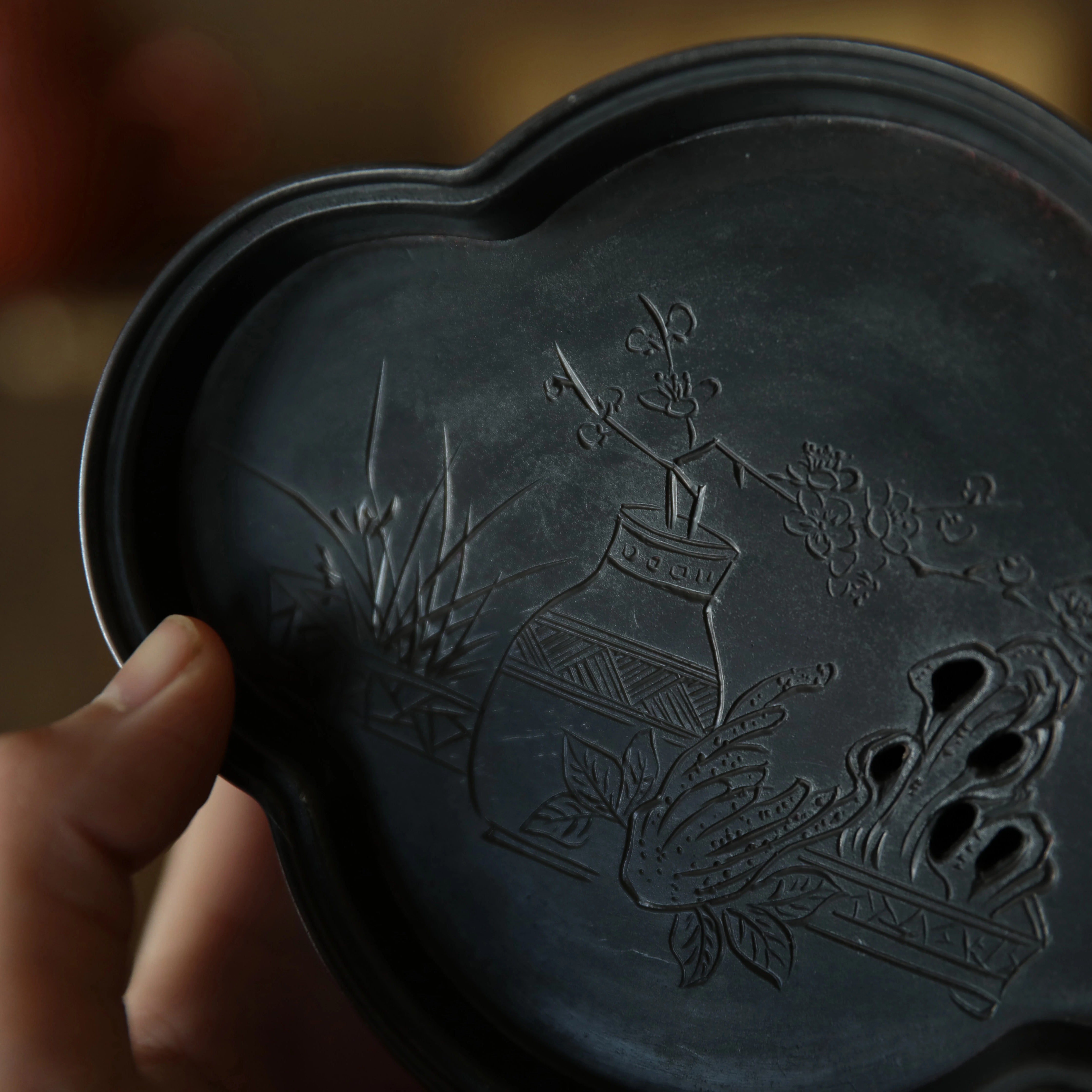 The Meika Tin Tea Vessel by Piexlculpt combines traditional craftsmanship with poetic artistry. Each piece is made from pure tin and engraved by hand with plum blossoms and ancient verse — a perfect fusion