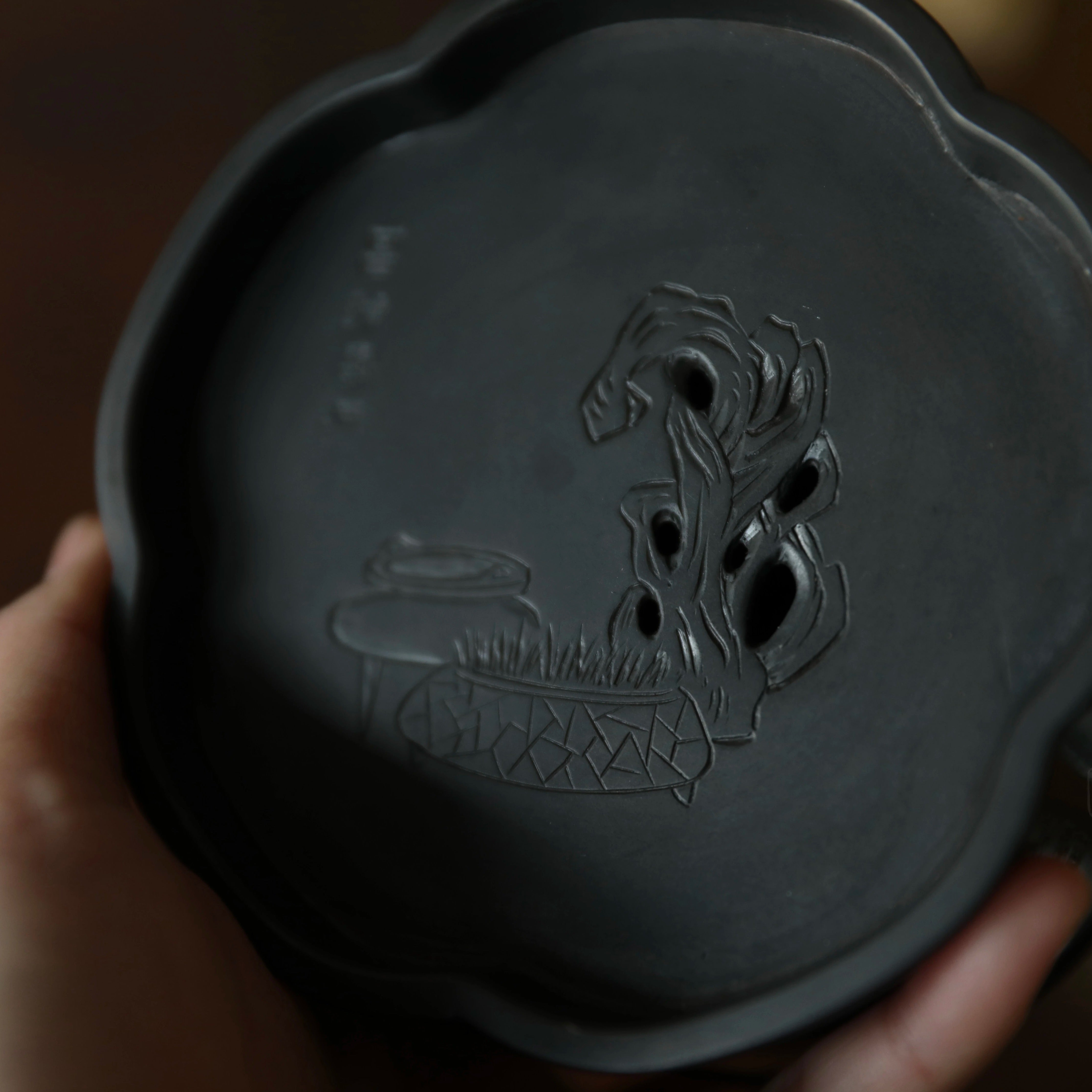 The Meika Tin Tea Vessel by Piexlculpt combines traditional craftsmanship with poetic artistry. Each piece is made from pure tin and engraved by hand with plum blossoms and ancient verse — a perfect fusion