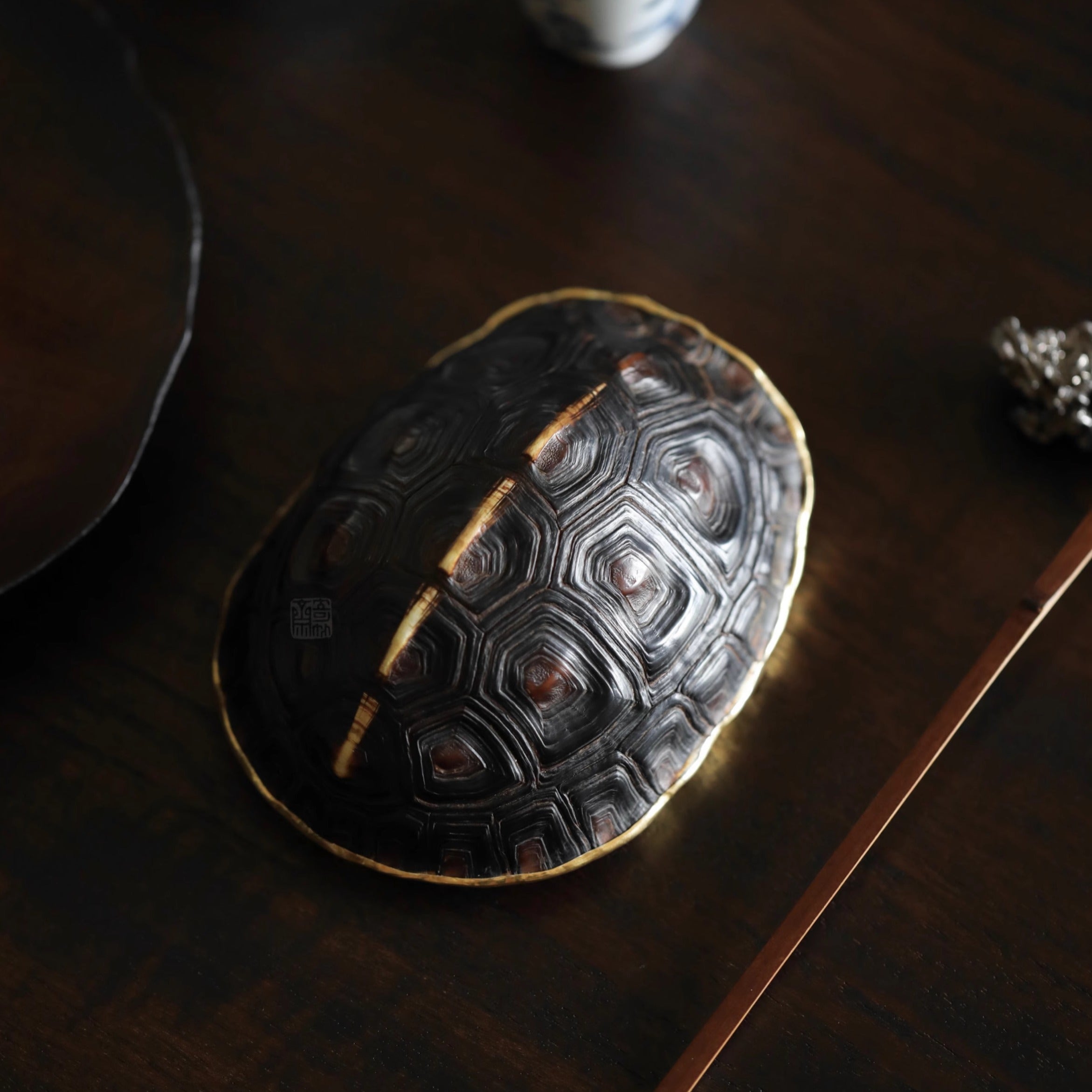 turtle shell tea scoop, handcrafted tea utensil, silver inlay tea tool, golden edge bamboo tea scoop, wooden tea accessories, gongfu tea ceremony, artisan tea ware, tea leaf holder, Piexlculpt Studio, wood engraving art