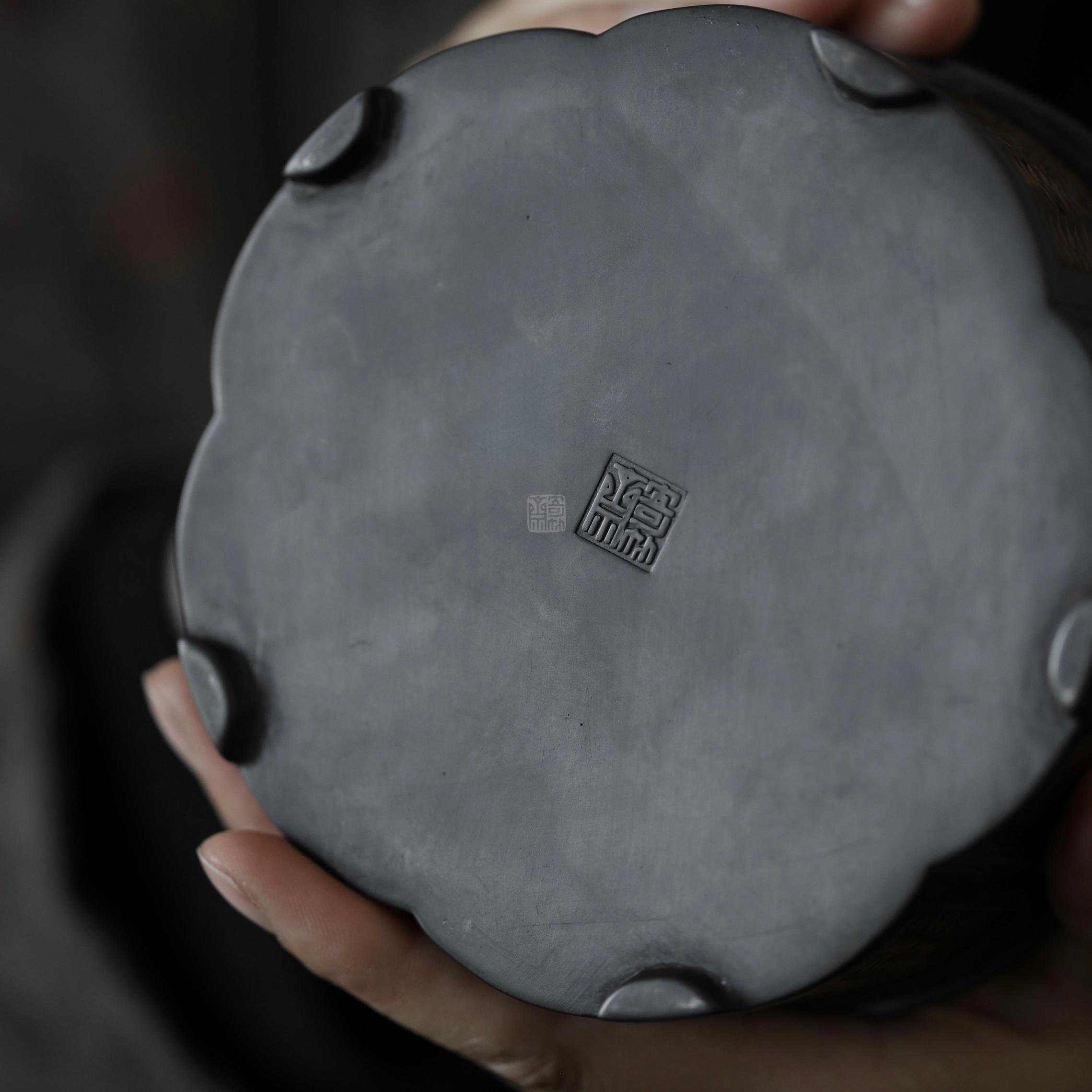 The Takumei Woven Tin Tray by Piexlculpt blends woven rattan warmth with tin craftsmanship. Its handcrafted dual-use design functions as both a tea holder and water tray, offering a refined harmony of practicality