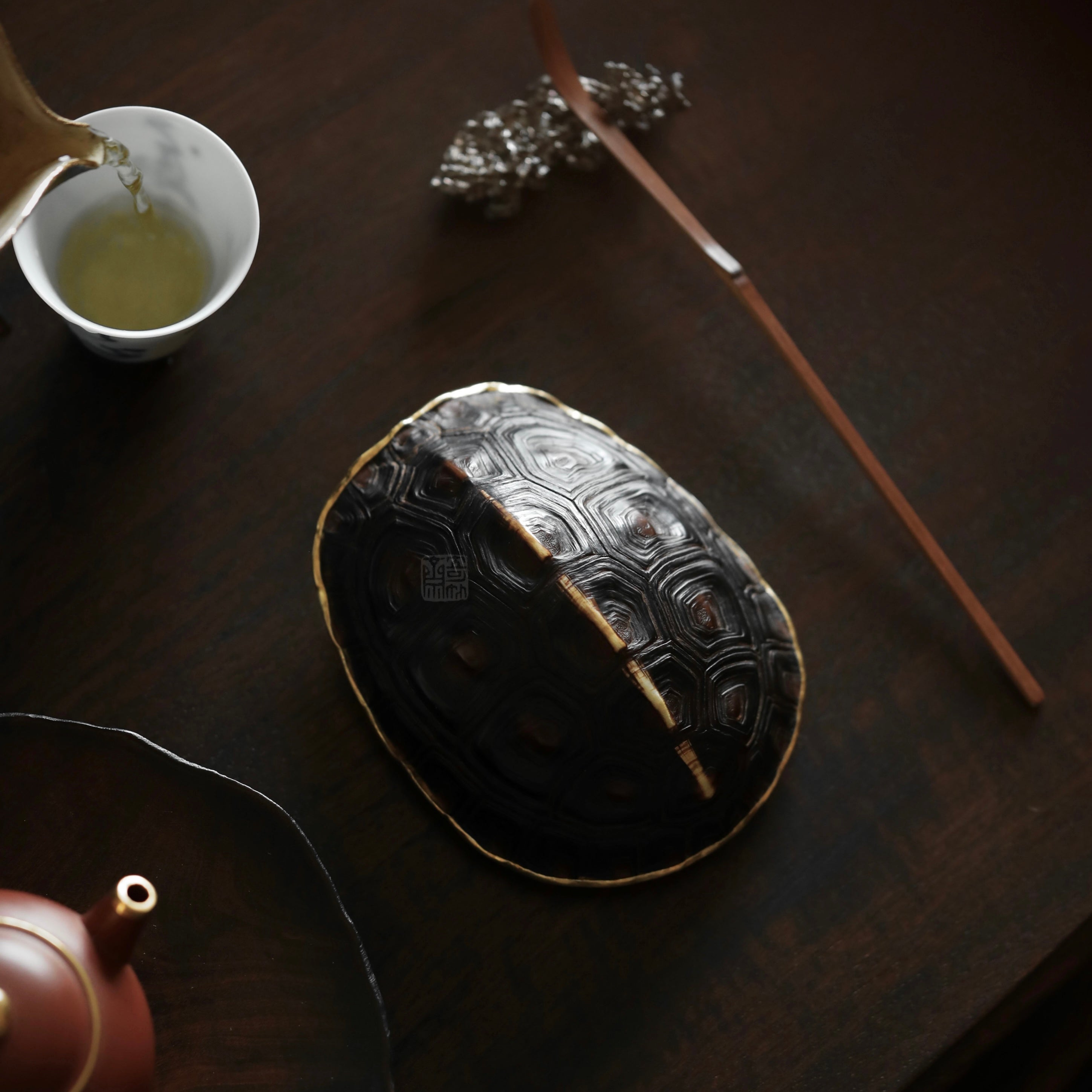 turtle shell tea scoop, handcrafted tea utensil, silver inlay tea tool, golden edge bamboo tea scoop, wooden tea accessories, gongfu tea ceremony, artisan tea ware, tea leaf holder, Piexlculpt Studio, wood engraving art