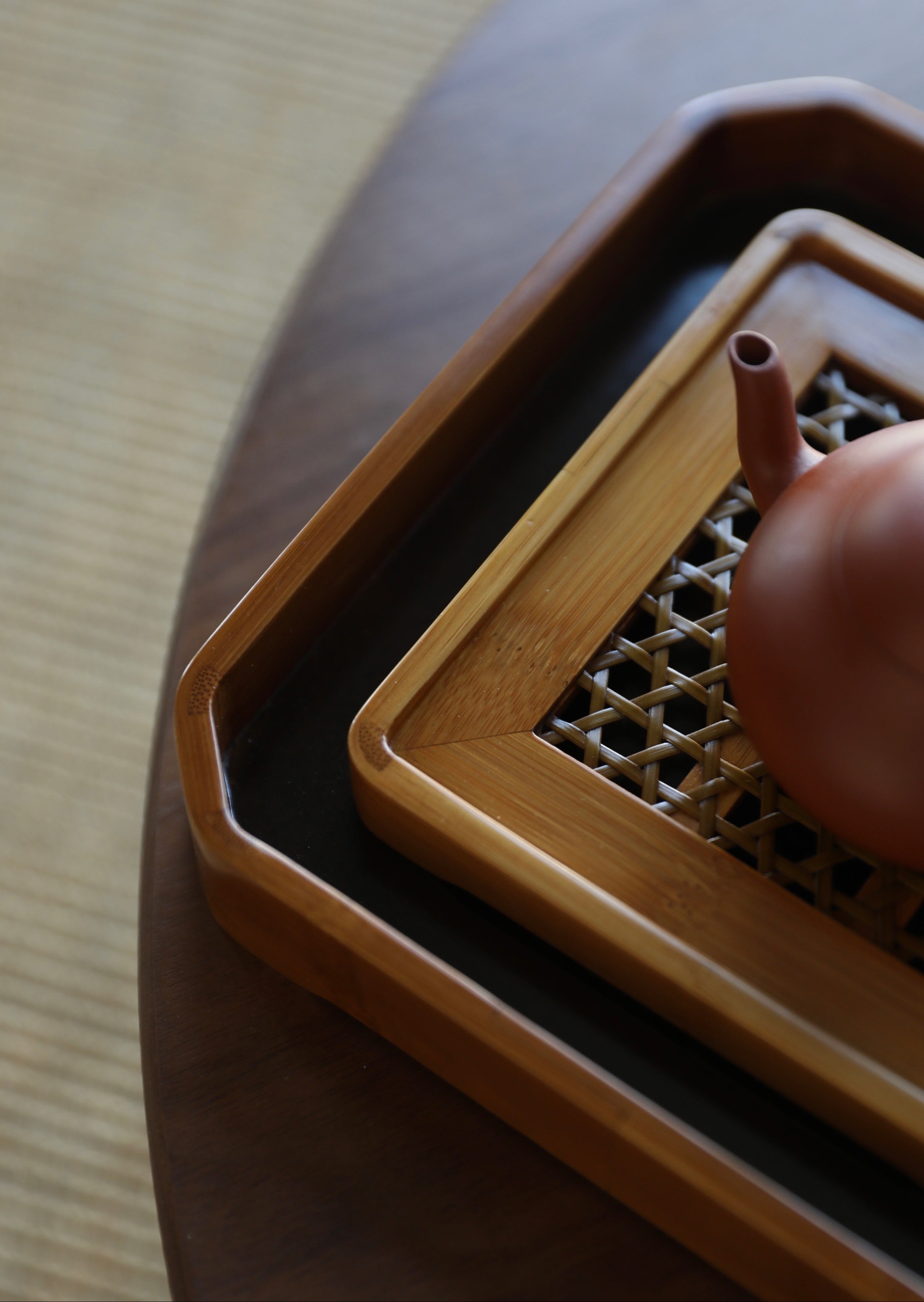 The Ryo Bamboo Tea Tray by Piexlculpt features a handcrafted dual-layer bamboo structure designed to separate dry and wet areas. Perfect for traditional tea ceremonies, it reflects the calm simplicity